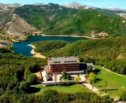 Vista aérea de este precioso parador en un espectacular entorno natural.