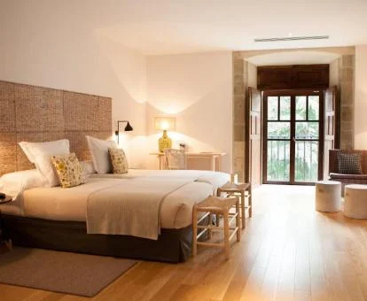 Una de las amplias y luminosas habitaciones de este bello parador.