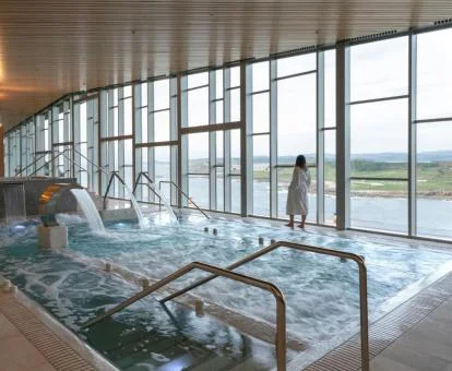 Maravilloso centro de bienestar con piscina de hidroterapia y grandes ventanales con vistas al mar del hotel.