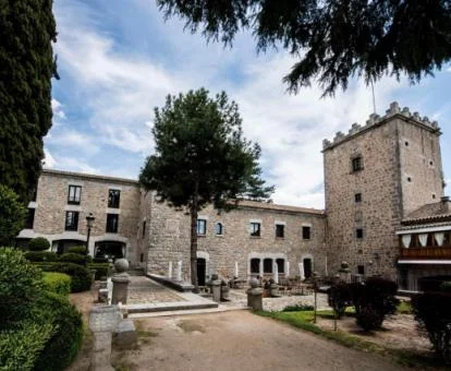 Edificio de este espectacular parador con zonas exteriores.