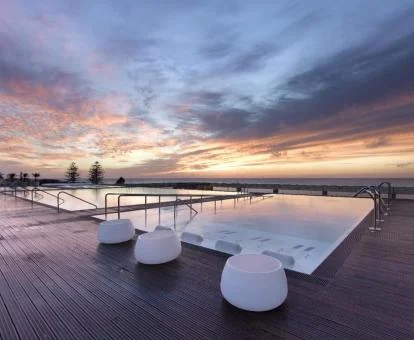 Espectacular terraza con fabulosas vistas y piscinas exteriores del hotel.