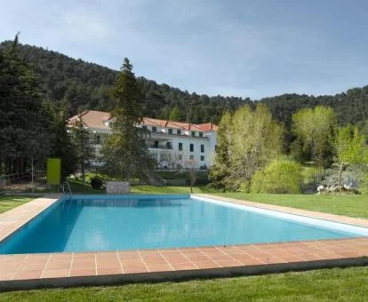 Coqueto parador rodeado de naturaleza con piscina exterior.