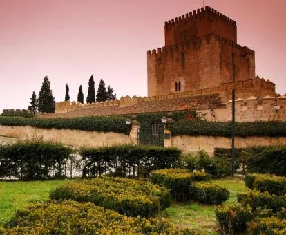 Edificio de este parador con zonas exteriores.