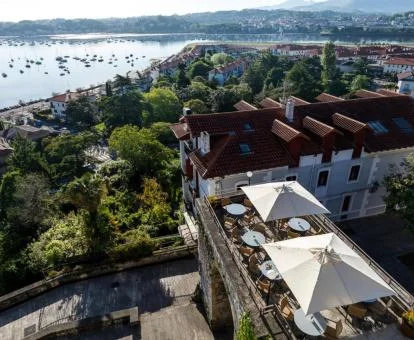 Vista aérea de este precioso parador con zonas exteriores cerca del mar.