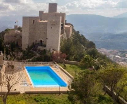 Precioso parador con piscina exterior y espectaculares vistas.