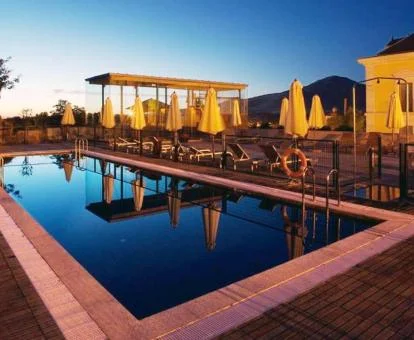 Zona exterior con piscina y solarium de este hotel boutique.