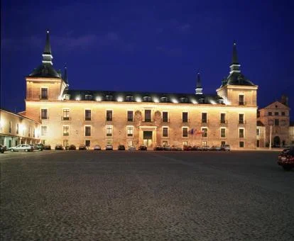 Espectacular edificio de este bello parador con amplias zonas exteriores.