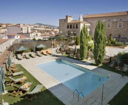 Espectacular parador con zonas exteriores y piscina al aire libre.