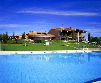 Precioso parador con amplios jardines y gran piscina exterior.