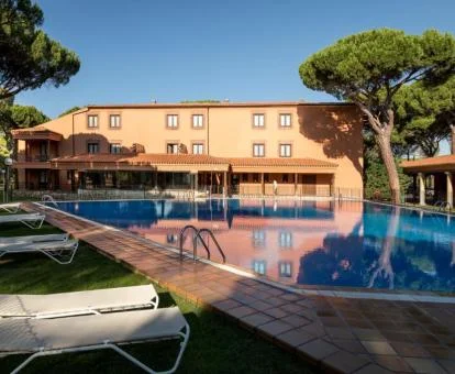 Hotel con encanto con amplias zonas exteriores y piscina.