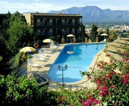 Hermoso parador con piscina y bellas vistas a los alrededores.