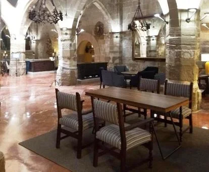 Una de las estancias comunes con comedor de este elegante parador.