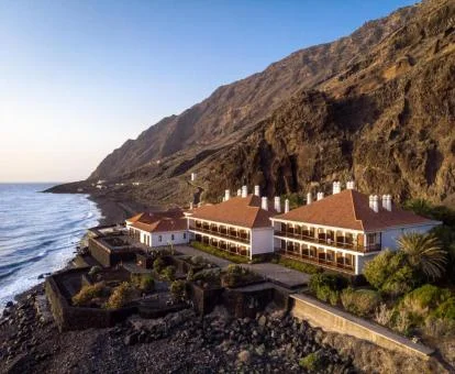 Precioso hotel a pie de playa en un enclave único para descansar.