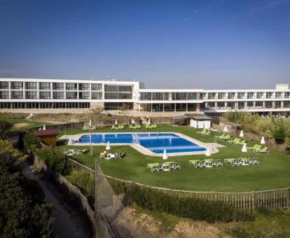 Hotel con encanto con preciosos jardines y piscina exterior.