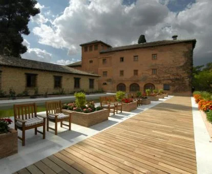 Amplia terraza con mobiliario de este precioso hotel boutique.