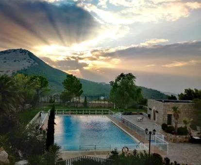 Terraza con piscina y fabulosas vistas a la naturaleza que rodea este parador.