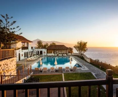 Preciosa zona exterior con piscina y vistas al mar de este hermoso parador.