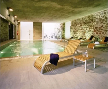 Piscina cubierta con zona de relajación del spa.