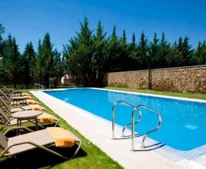 Exteriores de este hotel rural con piscina al aire libre y amplios jardines de este hotel rural.