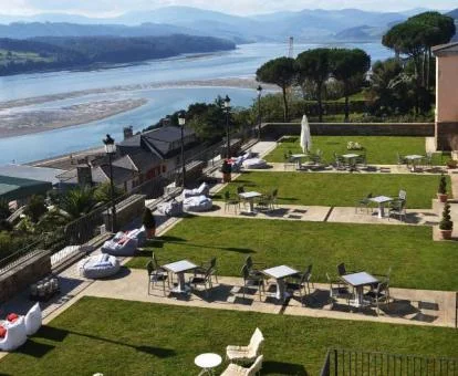 Vista aérea de las zonas exteriores de este hotel con encanto con vistas a la ría.