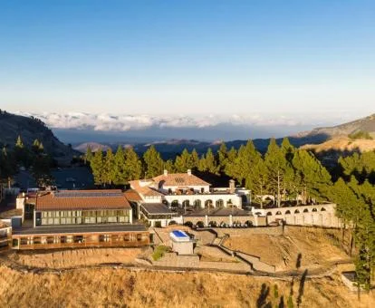 Vista aérea de este maravilloso hotel en un entorno rural ideal para explorar.