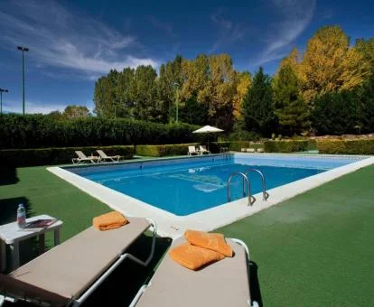 Preciosa piscina exterior rodeada de jardines de este bello parador.