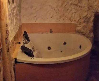 Amplio jacuzzi privado de este precioso apartamento rústico.