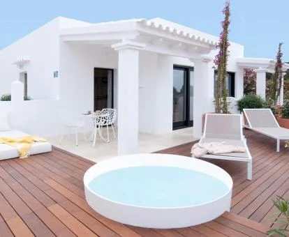 Maravillosa terraza con jacuzzi privado de una de las villas del complejo.