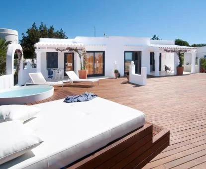 Zona exterior privada de una de las fabulosas villas con piscina del hotel.