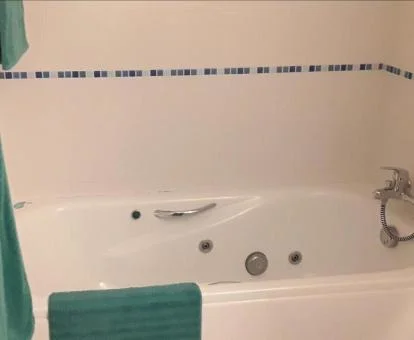 Bañera de hidromasaje privada en el baño de este apartamento independiente.