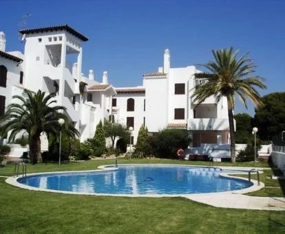 Establecimiento de apartamentos con amplios jardines y piscina exterior.