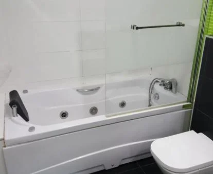 Bañera de hidromasaje privada en el baño de este moderno apartamento.
