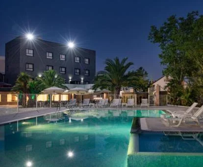 Hermosa zona exterior con piscina y tumbonas de este hotel boutique.