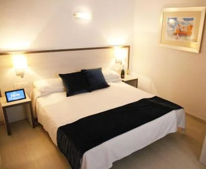 Habitación doble con decoración sencilla e iluminación.