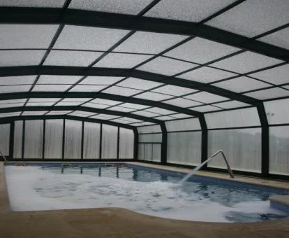 Piscina cubierta con elementos de hidroterapia del spa del hotel.