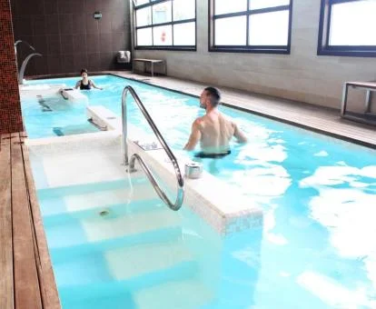 Pareja disfrutando de la zona de aguas del spa del hotel.