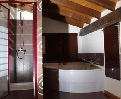 Amplio jacuzzi en el apartamento ático de este establecimiento.