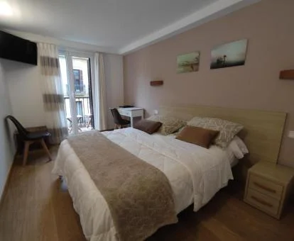 Una de las habitaciones decoradas en tonos crema de este alojamiento solo para adultos.