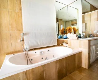 Baño con bañera de hidromasaje privada de este precioso apartamento.