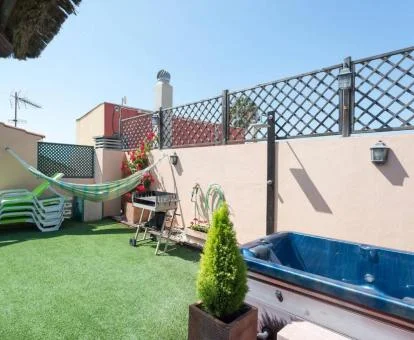 Terraza con jacuzzi privado al aire libre de este coqueto ático.