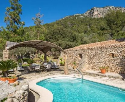 Zona exterior de este hotel rural con piscina rodeado de naturaleza.