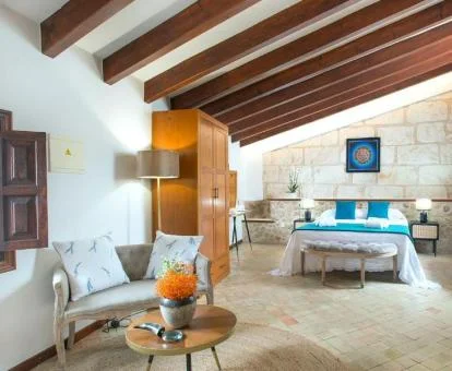 Una de las amplias habitaciones de estilo tradicional del hotel.