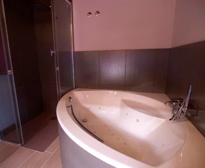 Amplia bañera de hidromasaje privada del apartamento ático del establecimiento.