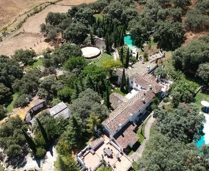Vista aérea de este hotel rural rodeado de vegetación en un tranquilo entorno rural.