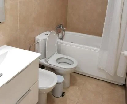 Baño con bañera de hidromasaje privada de este acogedor apartamento.