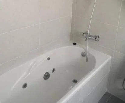 Bañera de hidromasaje privada de este apartamento independiente.