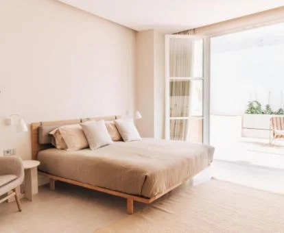 Una de las luminosas habitaciones dobles de este hermoso hotel boutique.