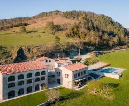 Edificio rústico de este hotel boutique rural en medio de la naturaleza.
