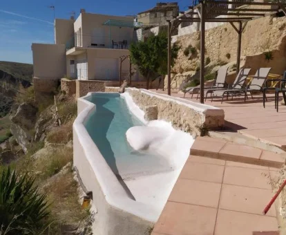 Exteriores de este establecimiento rural con solarium y piscina con vistas al campo.