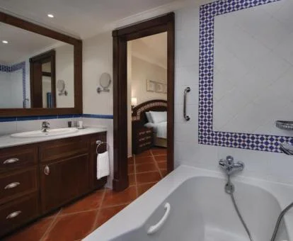 Baño con bañera de hidromasaje privada del apartamento de dos dormitorios con balcón.